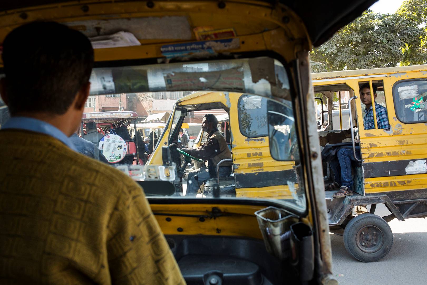 Tuk-tuk dans les rues animées de Delhi - Inde