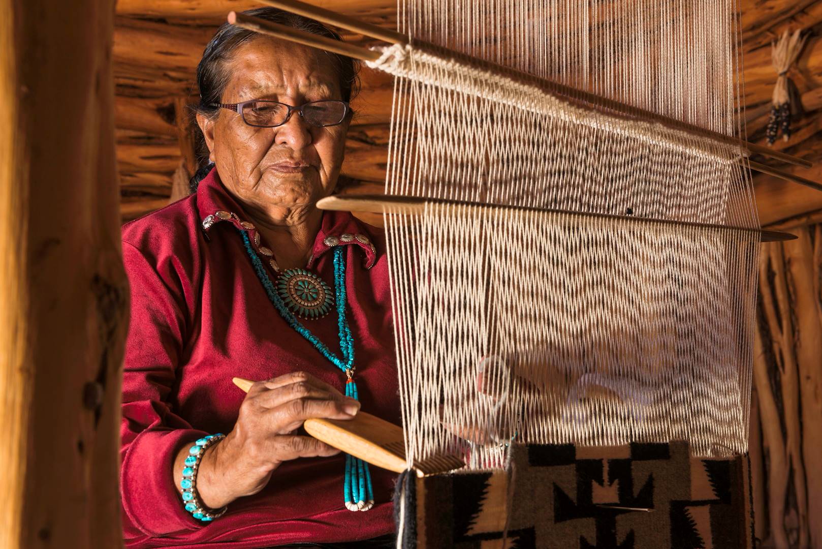 Femme Navajo en train de tisser un tapis traditionnel à Monument Valley - Arizona - Etats-Unis