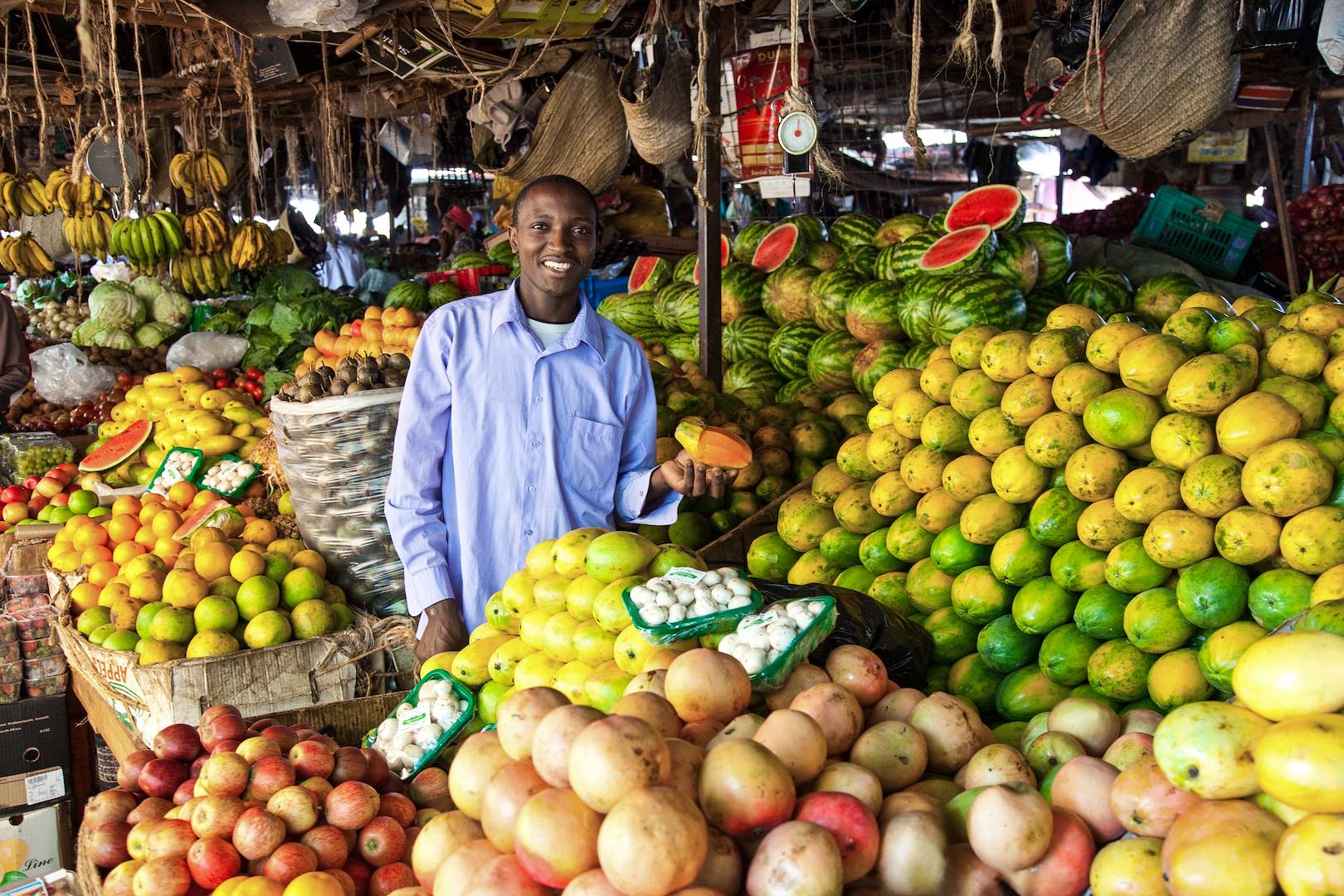 Portrait d'un marchand sur le marché coloré de Naivasha - Kenya