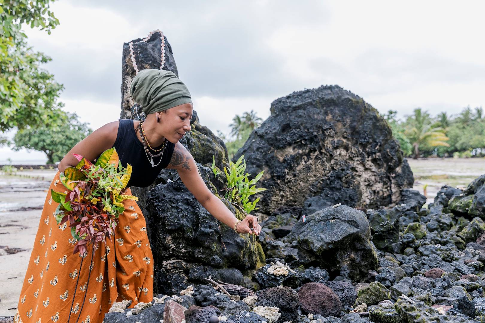 Offrande dans le Marae de Taputapuatea - île de Raiatea - Polynésie