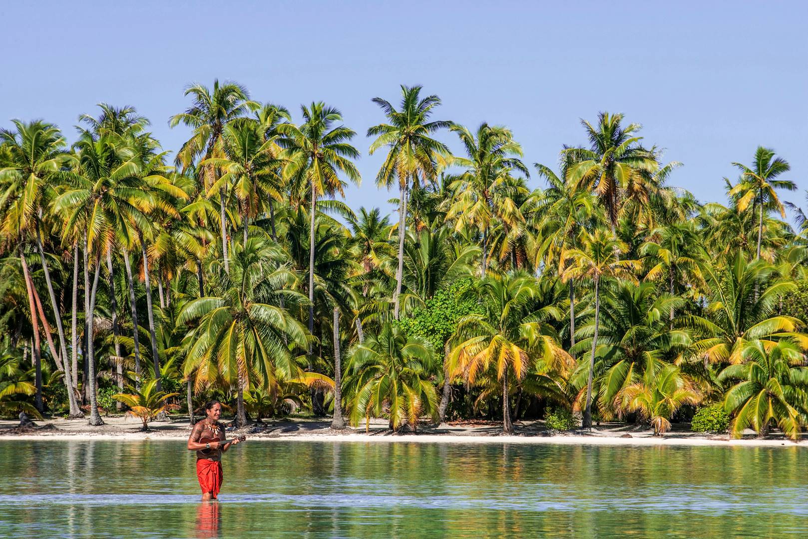 Homme jouant du ukulélé sur l'île de Taha'a - Polynésie Française