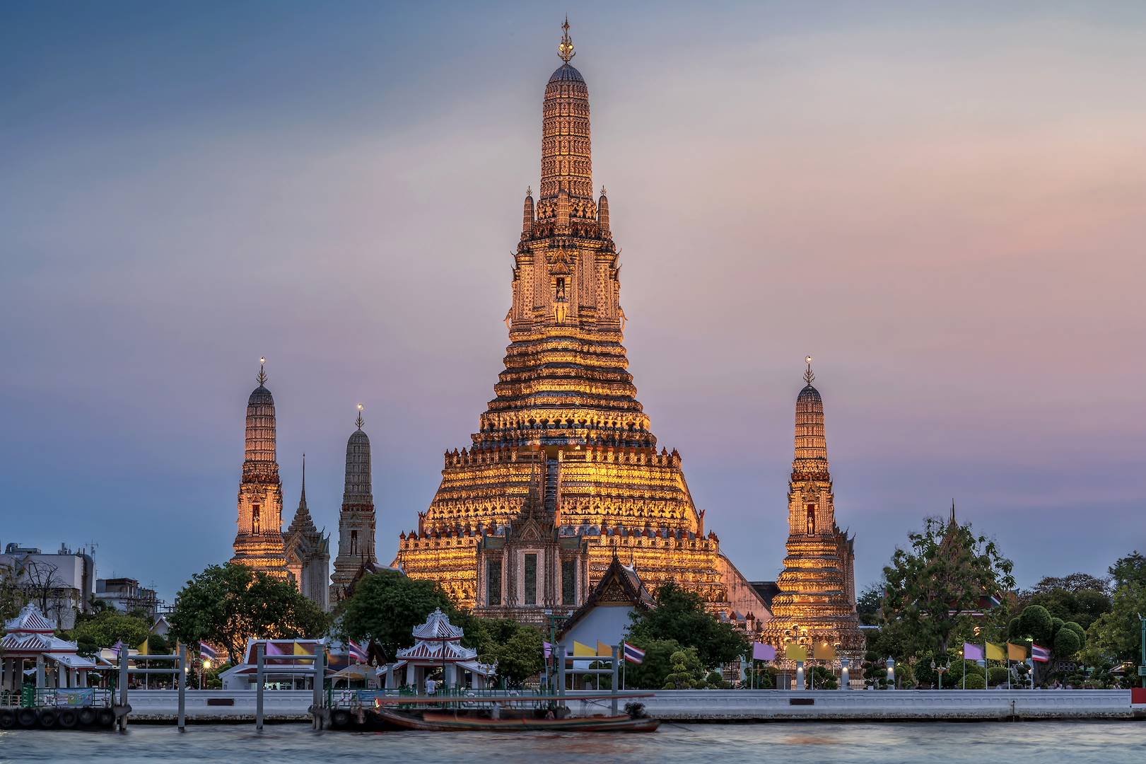 Wat Arun illuminé depuis le fleuve Chao Phraya - Bangkok - Thaïlande