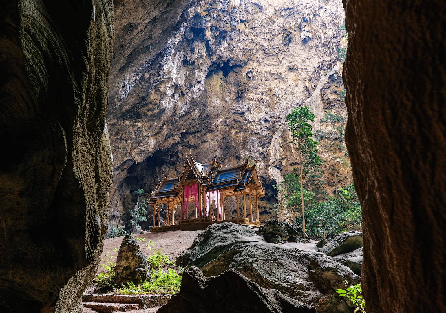 Temple dans la grotte Phraya Nakhon - Parc national Sam Roi Yot - Prachuap Khiri Khan - Thaïlande