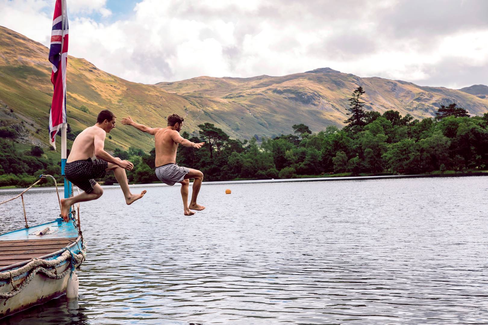 Plongeon dans un lac du parc national Lake District - Angleterre - Royaume Uni