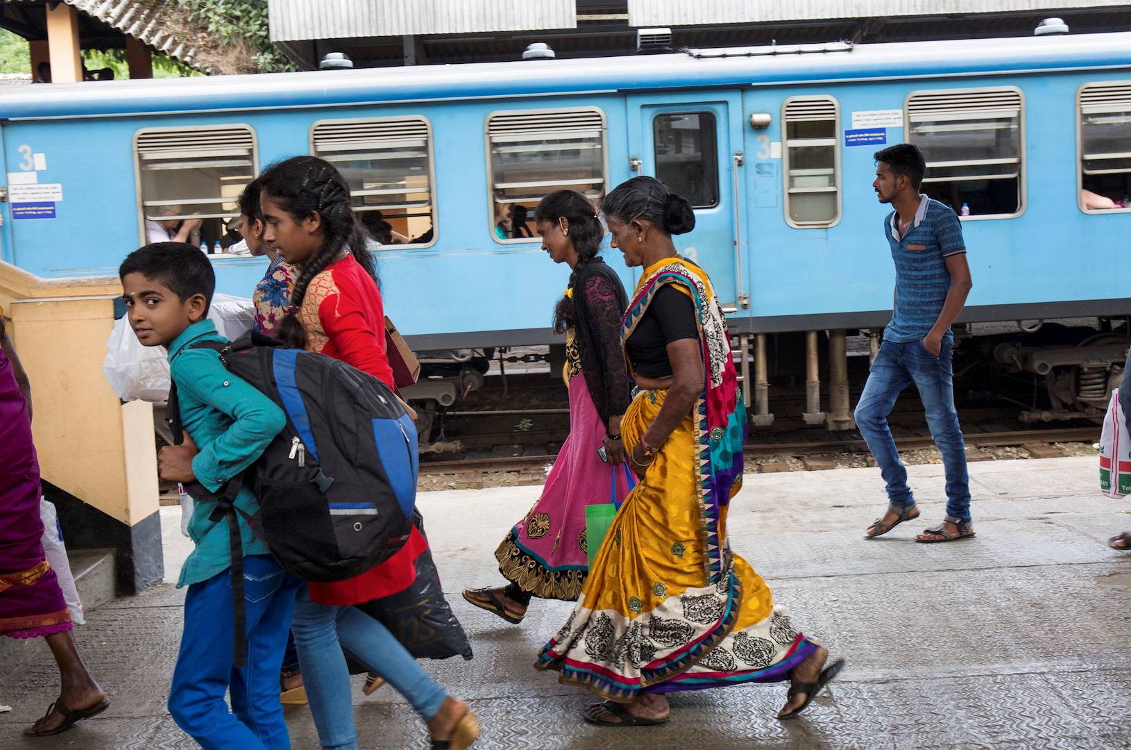 Voyage en train : liaison d'Ella à Kandy, passagers arrivant en gare - Sri Lanka