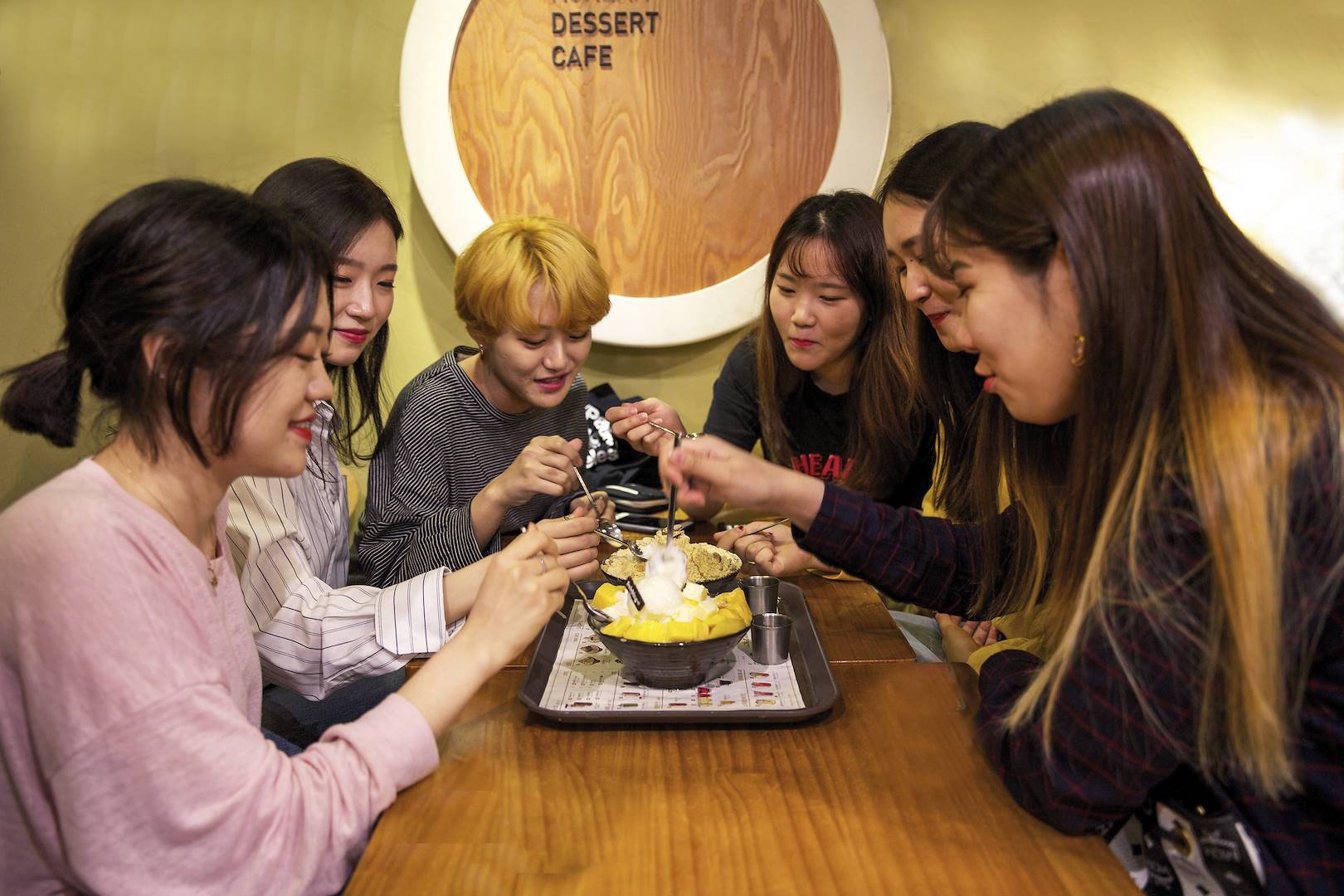 Dégustation de kakigori, spécialité glacée japonaise dans le quartier de Tokyo - Japon
