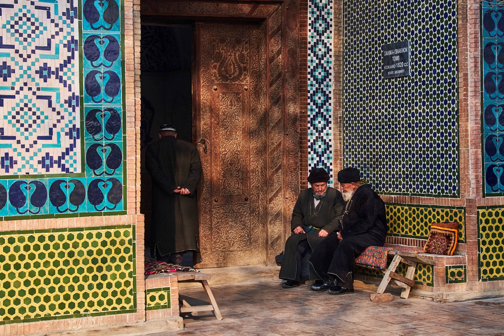 Hommes devant le mausolée de Dakhma I Shokhon - Kokand - Ferghana - Ouzbékistan