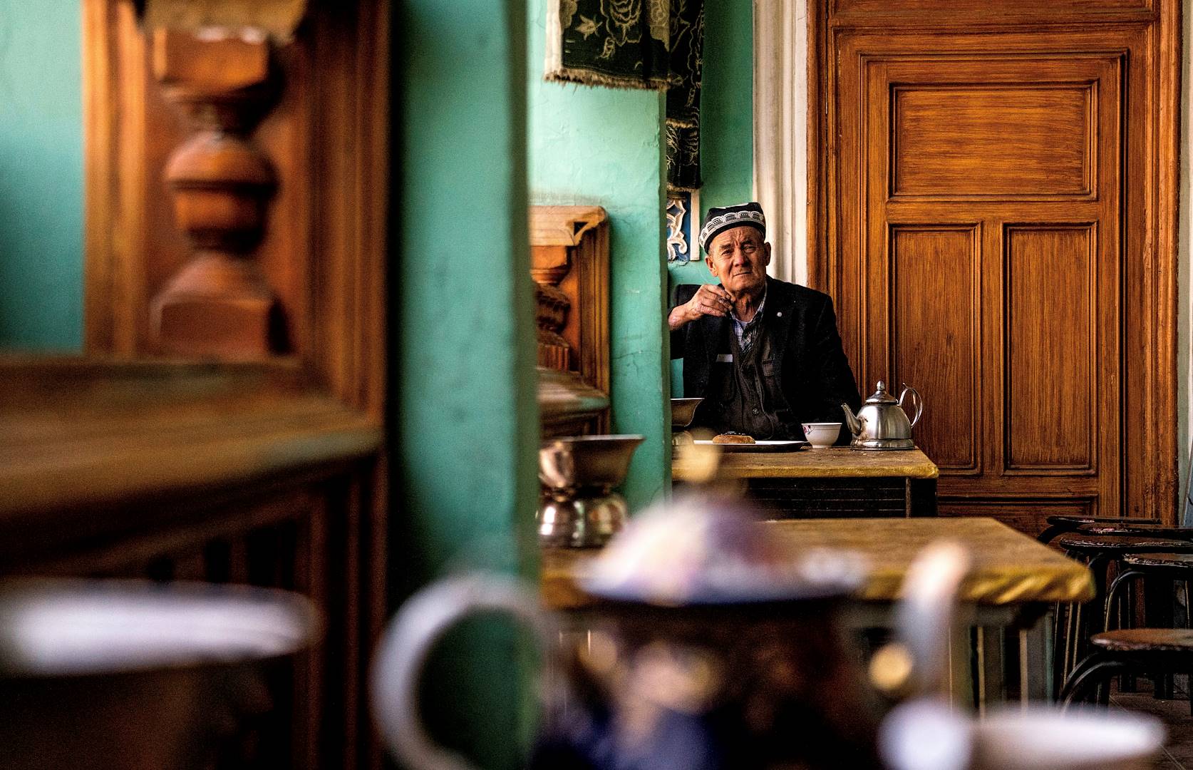 Homme dans un salon de thé en Ouzbékistan