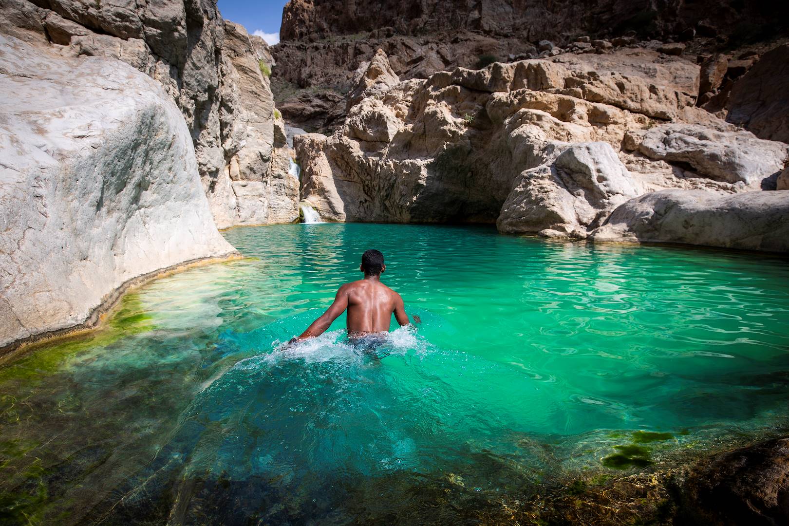 Baignade dans les eaux turquoises du Wadi Bani Awf - Oman