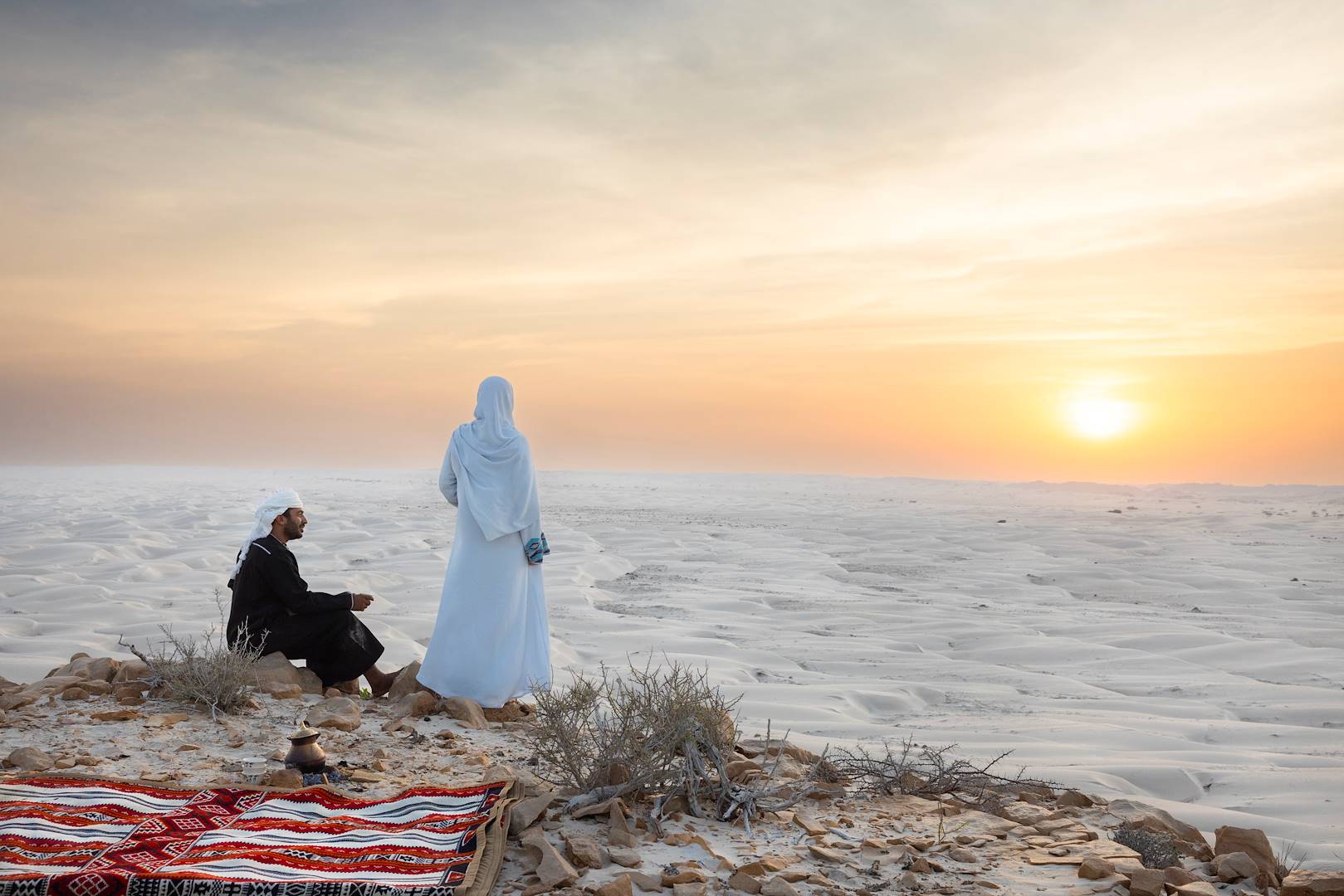 Prendre le thé face au coucher de soleil sur le désert Wahiba - Oman