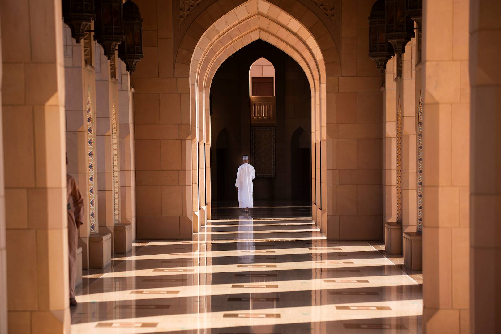 Homme à la Grande Mosquée du Sultan Qabus - Mascate - Oman