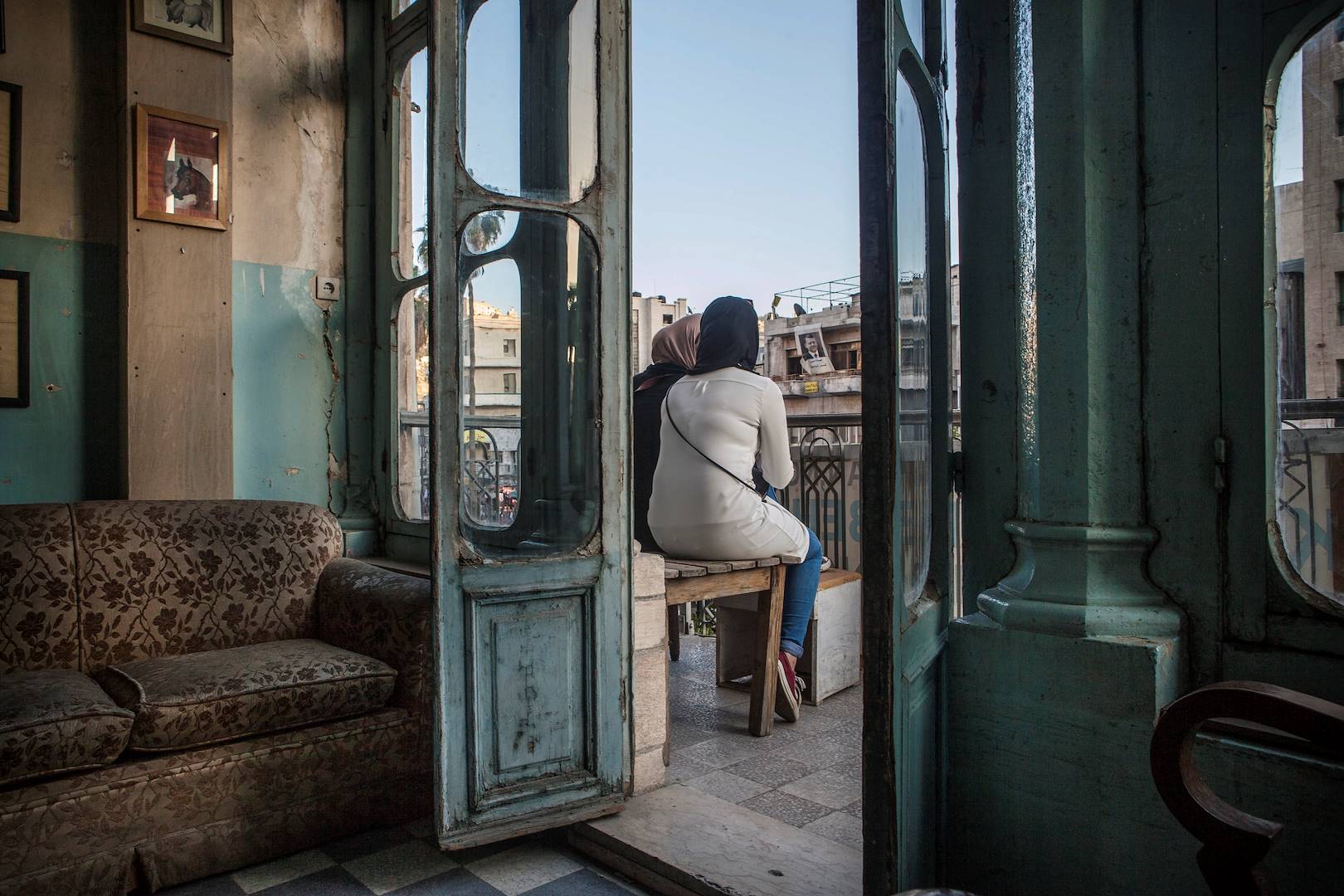 Deux jeunes jordaniennes sur la terrasse d'un café - Amman - Jordanie