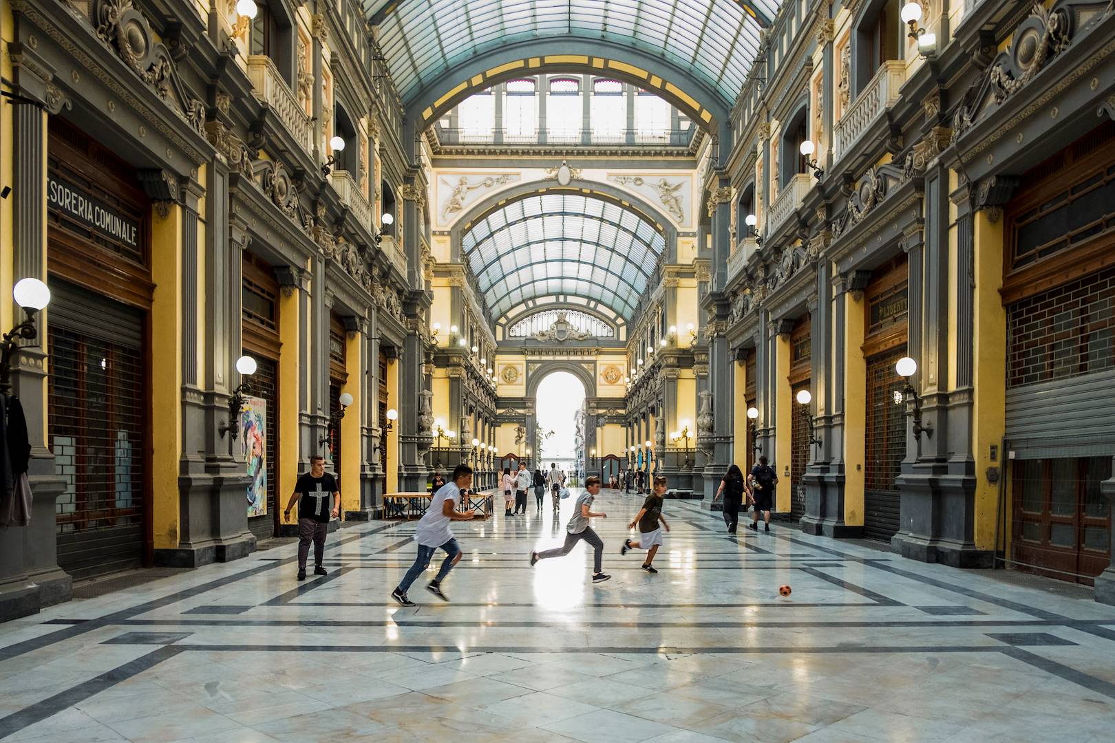 Enfants jouant au ballon sous une halle - Naples - Campanie - Italie