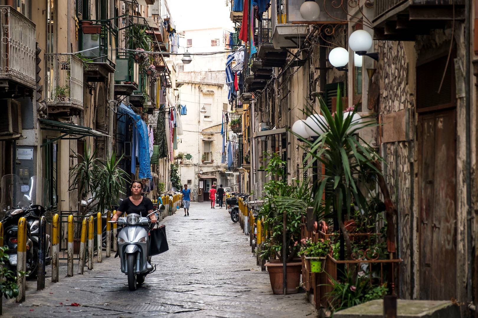 Vespa dans les ruelles de Naples - Italie