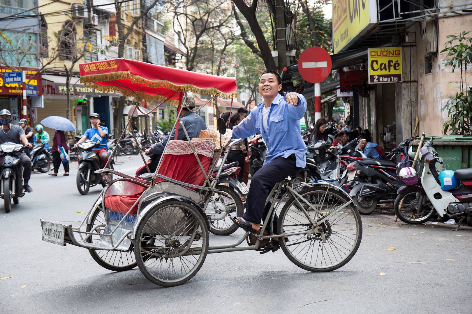 Cyclo-pousse dans les rues du centre-ville historique - Hanoï - Vietnam