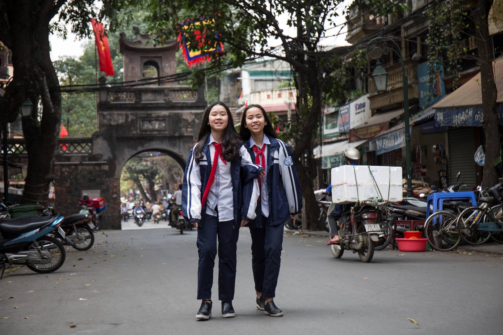 Adolescentes avec leur uniforme d'écolières - Hanoï - Vietnam