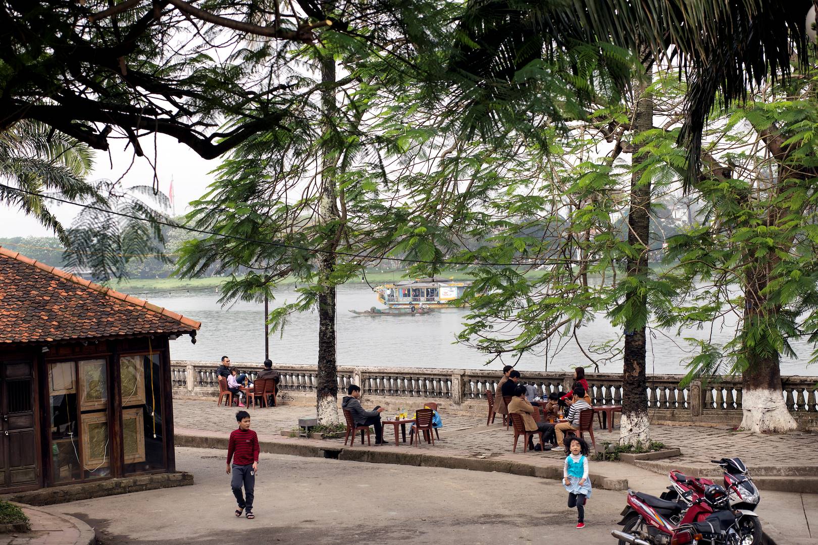 Buvette le long du fleuve Song Huong (Rivière des Parfums) - Hué - Vietnam