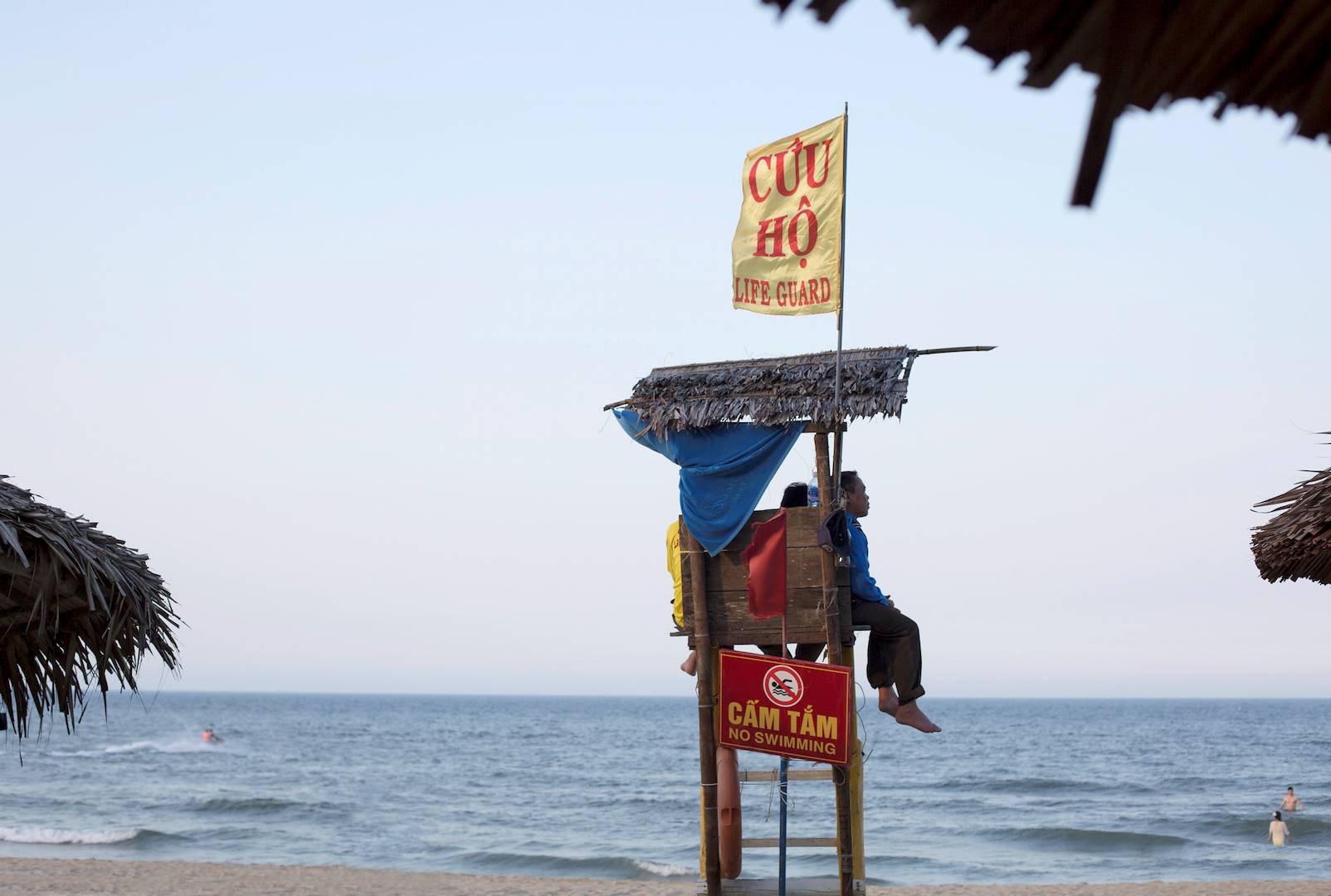 Gardiens et sauveteurs scrutant la mer - Hoi An - Vietnam