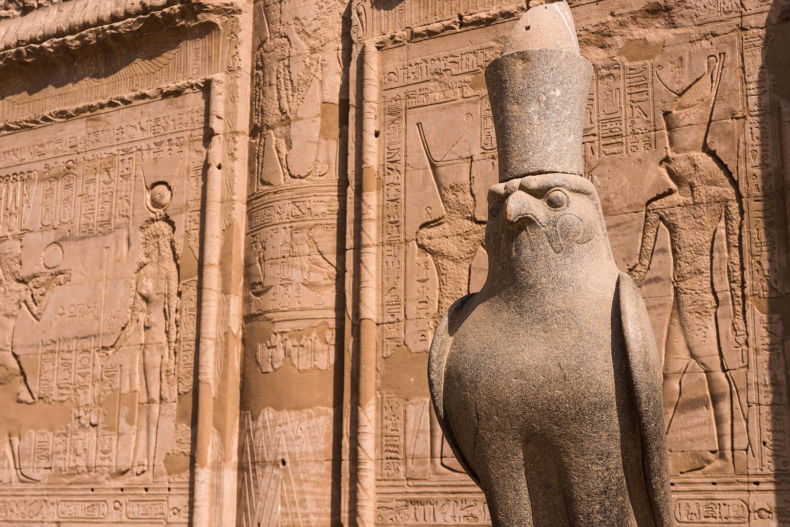 Statue d'Horus devant le Temple d'Horus - Edfou - Égypte