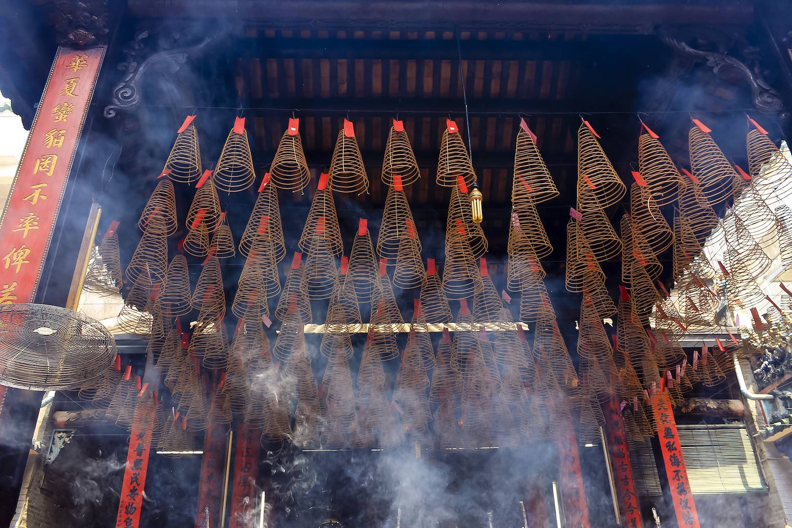 Braseros d'encens dans la pagode Thien Hau - Ho Chin Minh - Vietnam