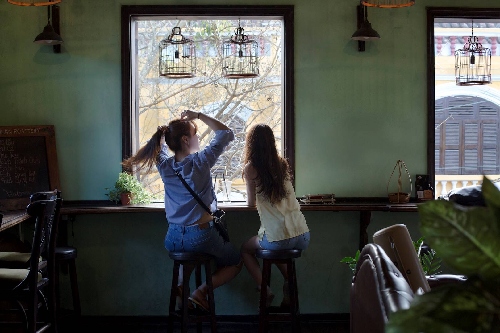 Jeunes femmes dans un café de la ville - Hoi An - Vietnam
