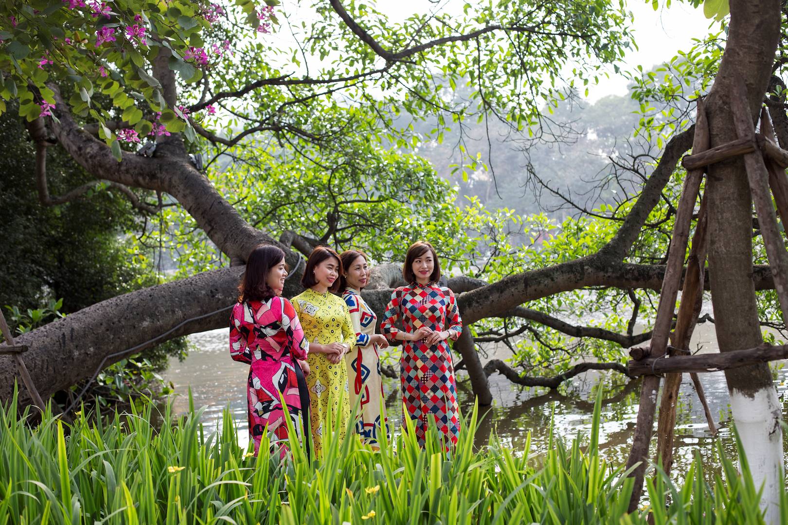 Groupe de femmes en tenue traditionnelle près du lac Hoan Kiem - Hanoï - Vietnam