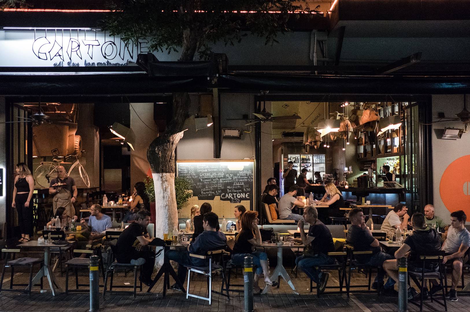 Restaurant populaire à Gazi, quartier branché et culturel d'Athènes - Athènes - Grèce