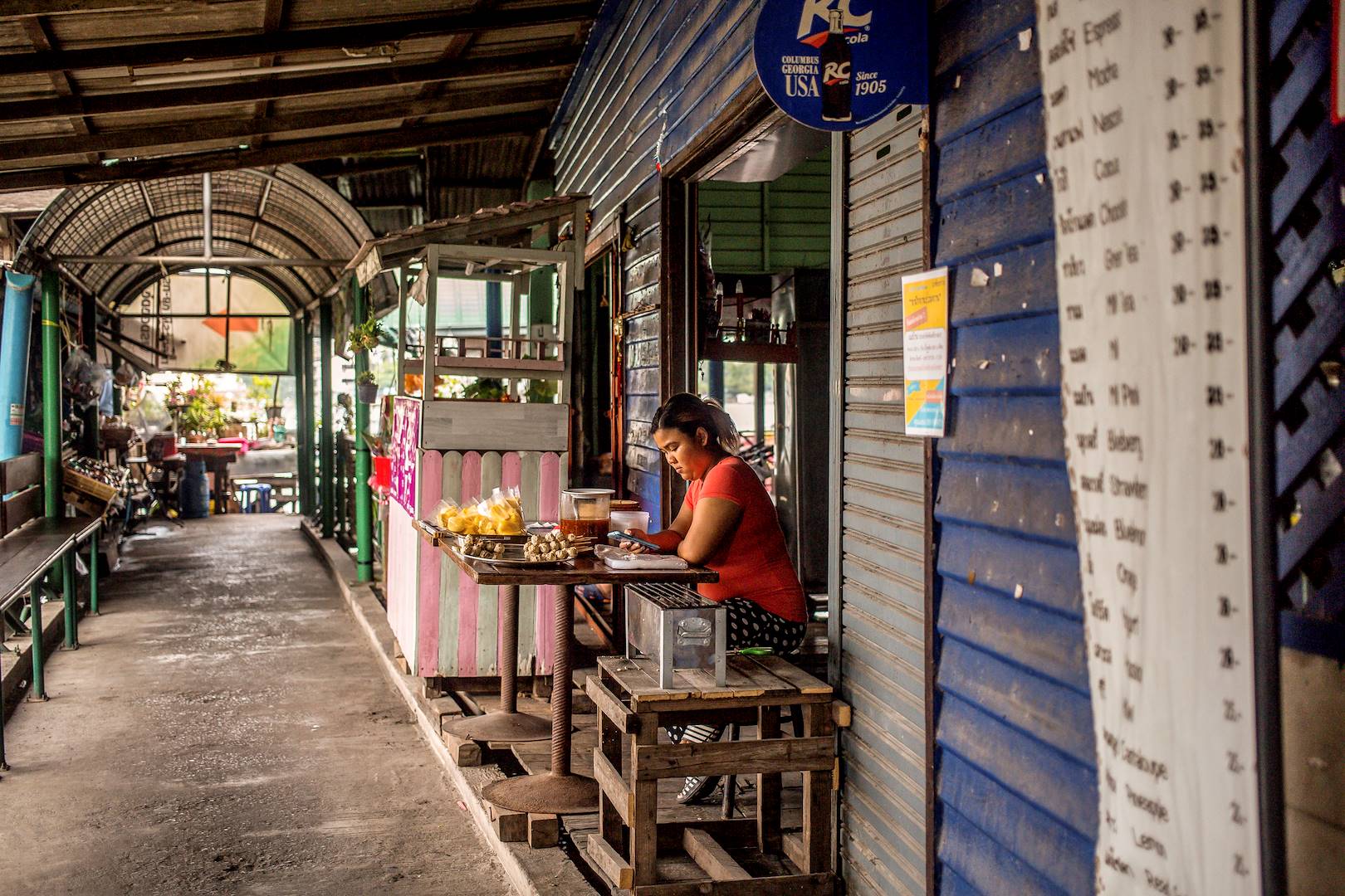 Jeune femme patientant devant son petit commerce - Bangkok - Thaïlande
