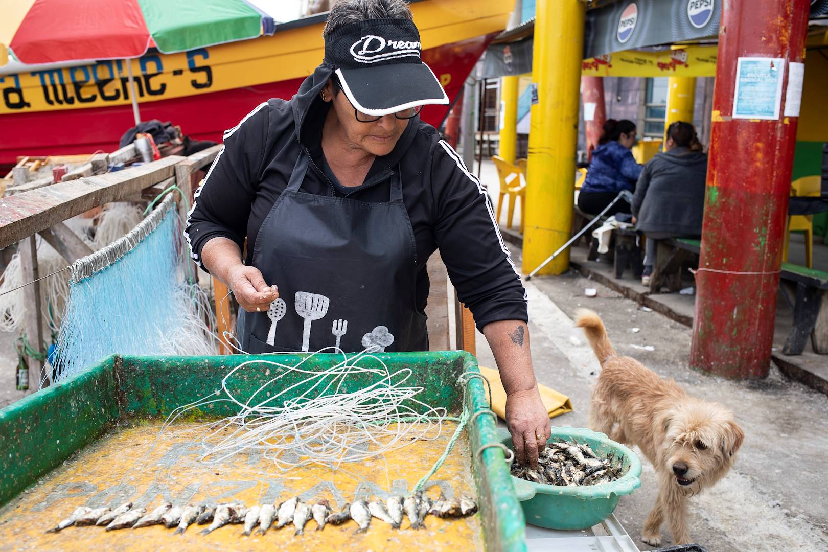 Préparation des appâts de pêches sur le port de Valparaiso - Chili
