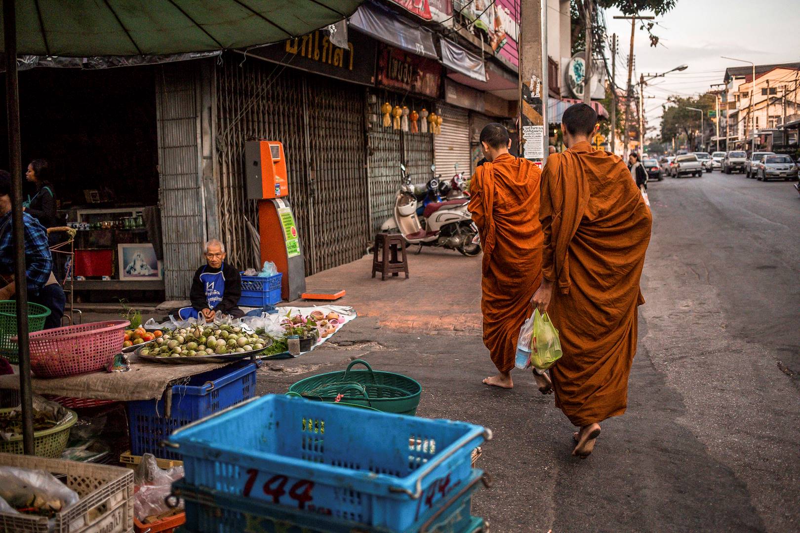 Moines bouddhiste lors de la cérémonie du Tak Bat - Bangkok - Thaïlande