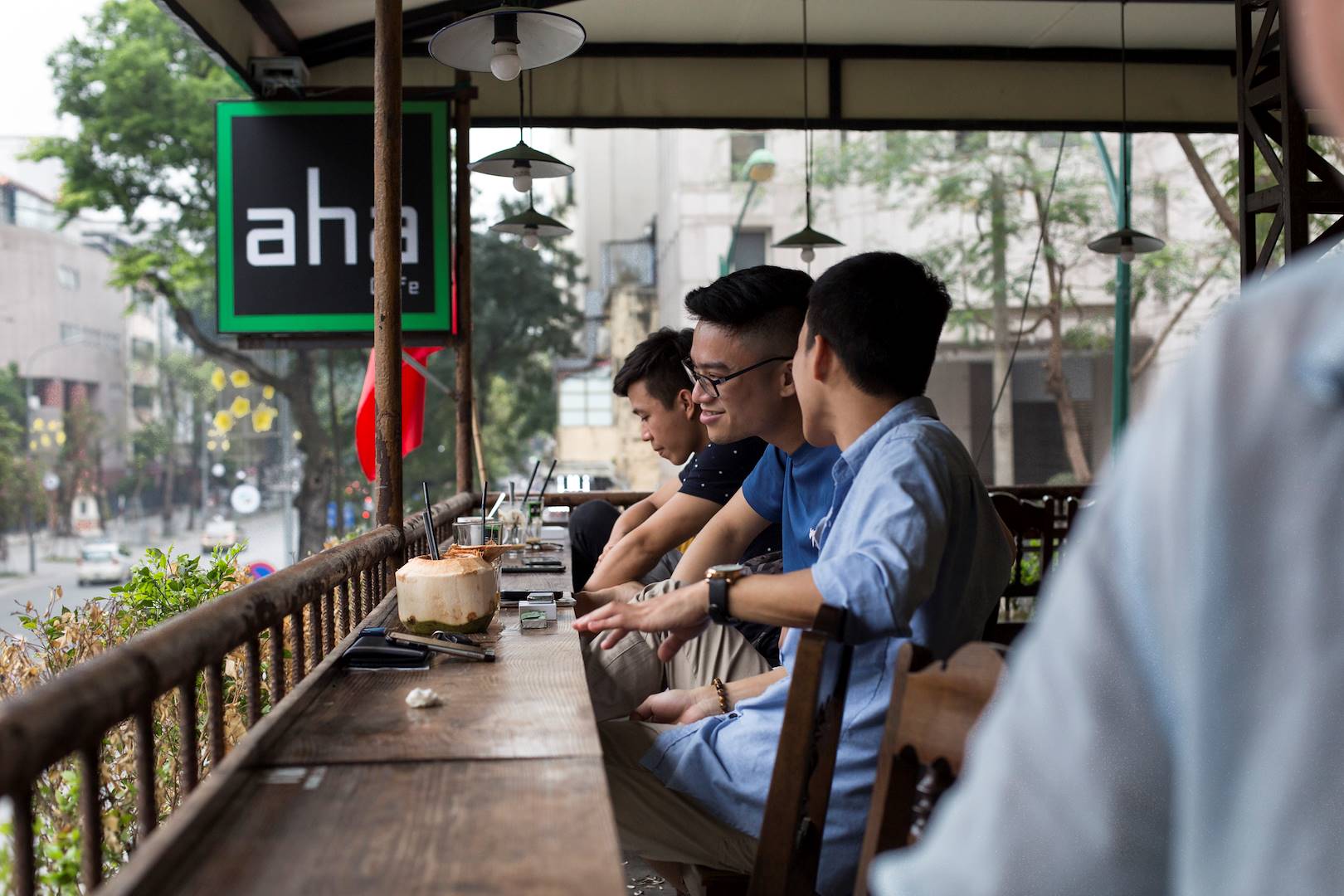 Jeunes hommes à la terrasse d'un bar branché - Hanoï - Vietnam