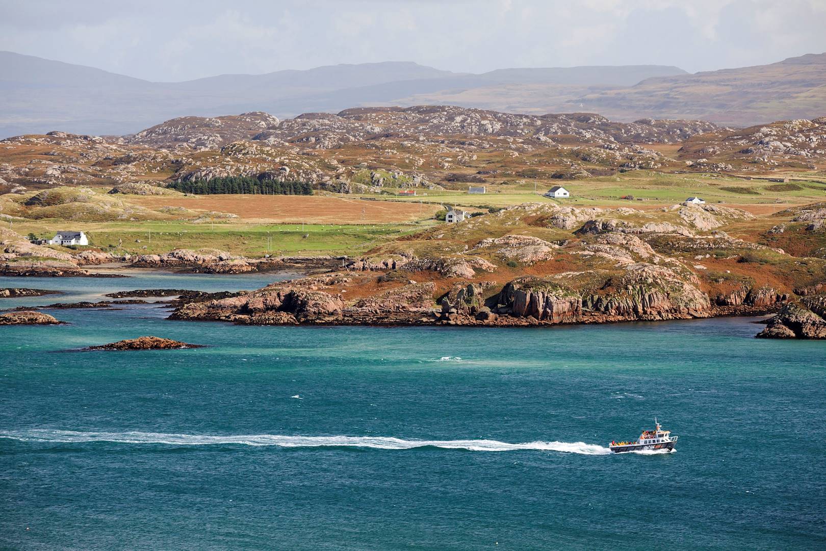 Bateau longeant les côtes de l'Île de Mull - Ecosse - Royaume Uni