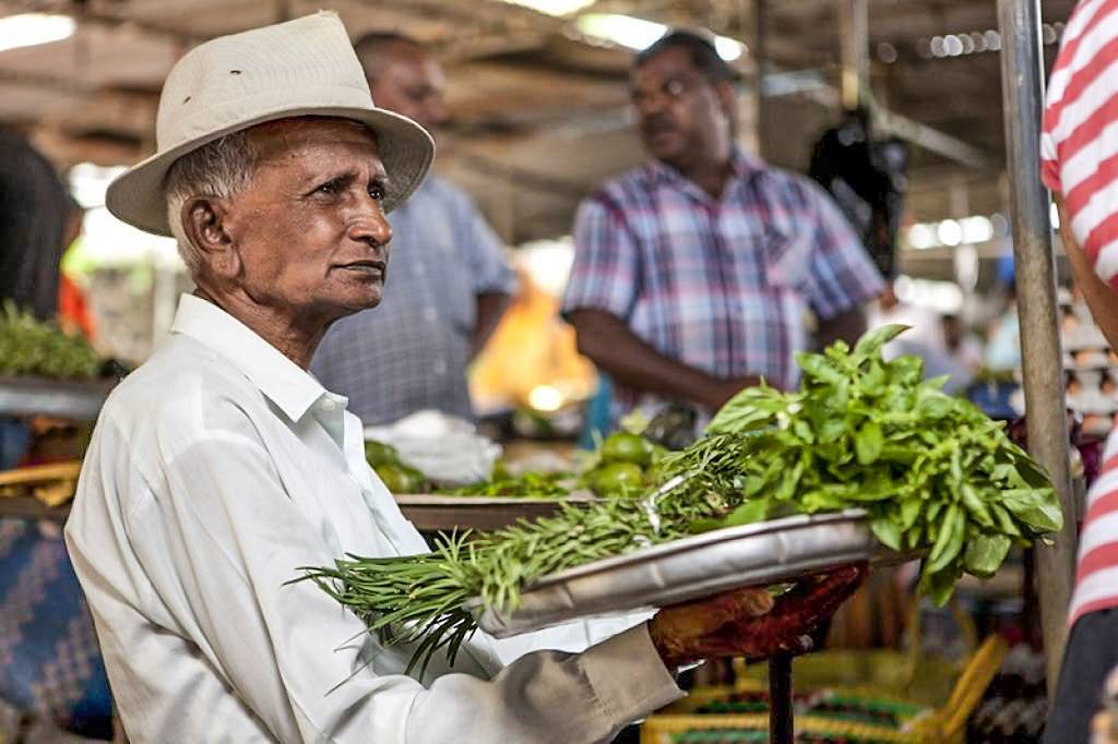 Homme dans un marché à l'Ile Maurice