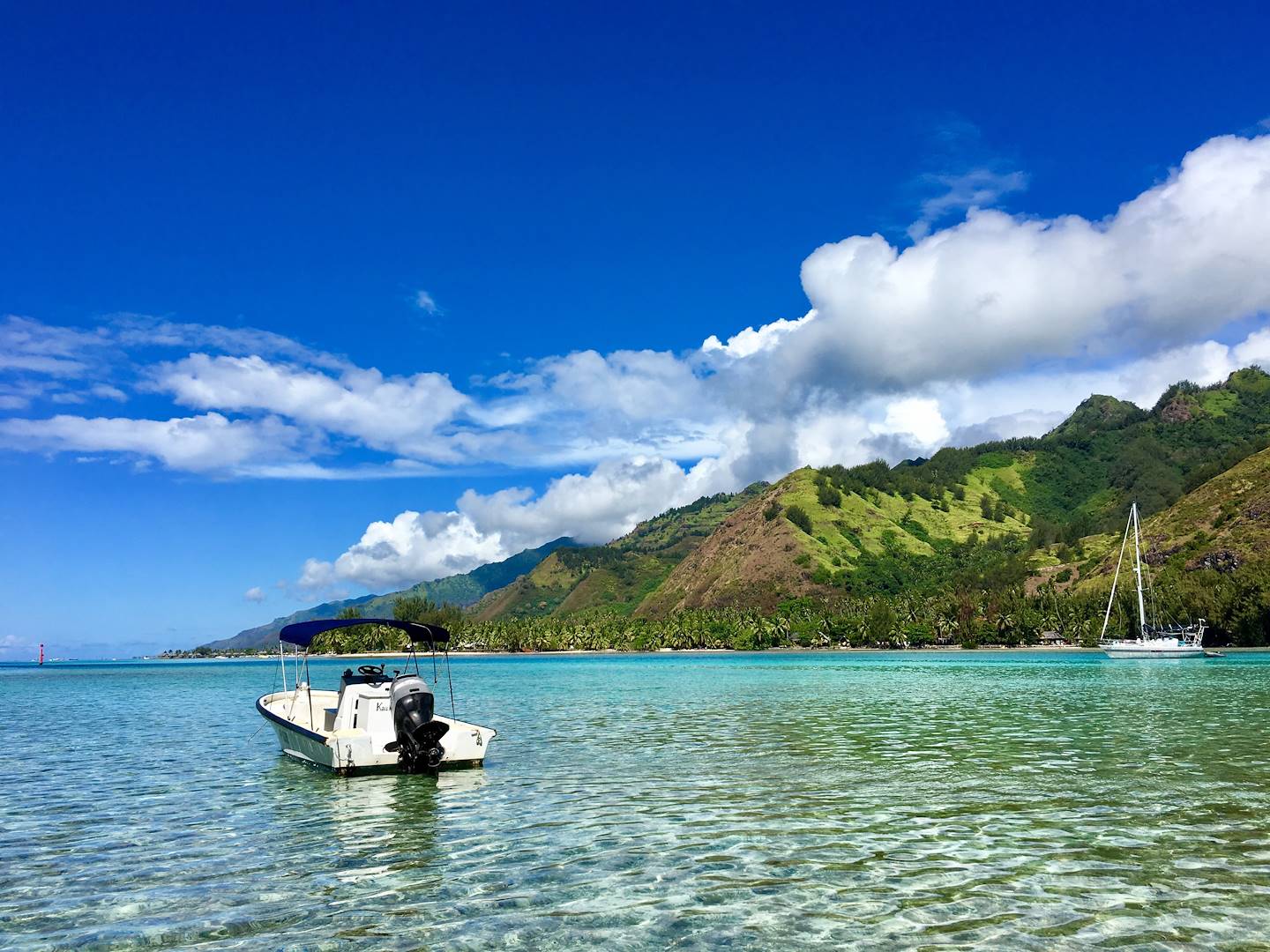 Bateau sur le lagon turquoise - Moorea - Tahiti - Polynésie