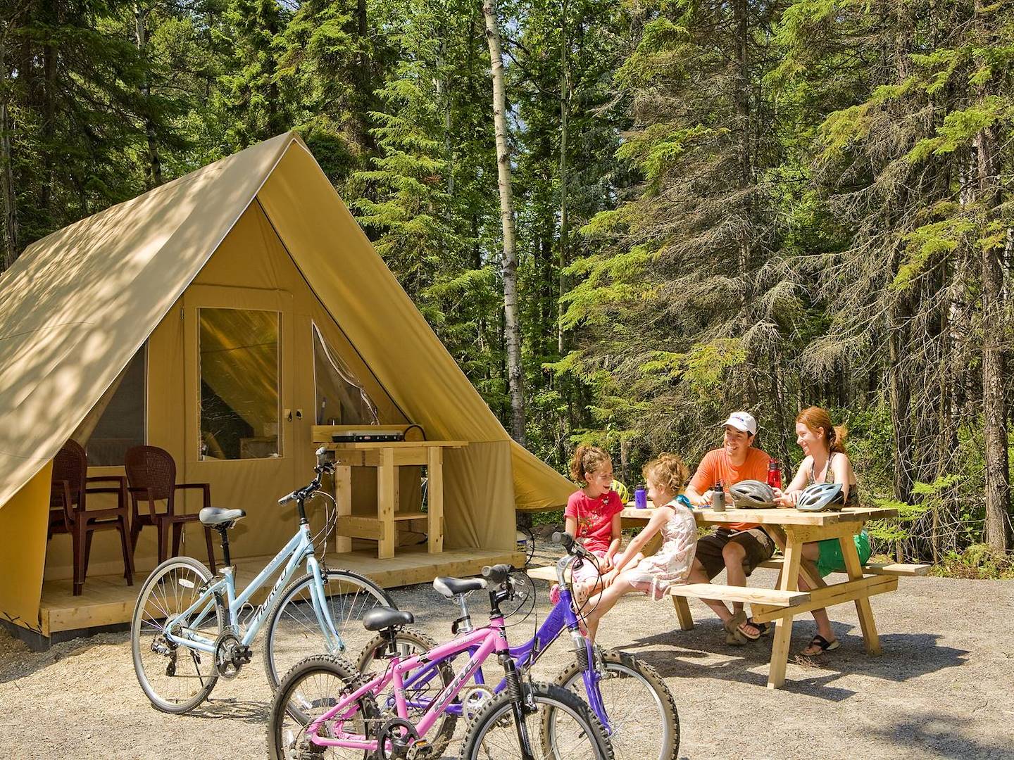 Http camping ru. Кемпинг. Кемпинг люди. Outdoor Camping. Новое поколение лагерь глэмпинг.