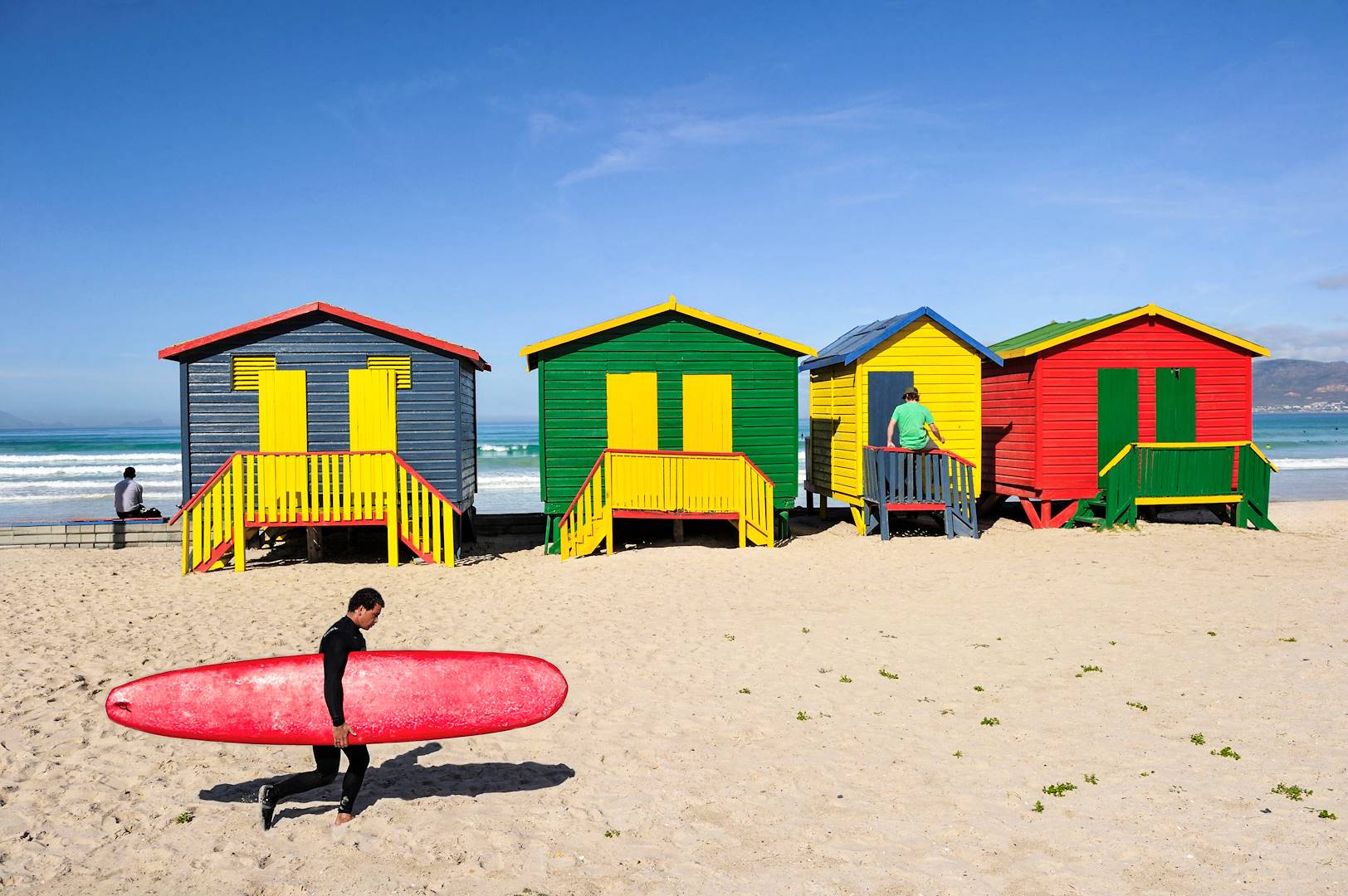 Surfeur sur la plage de Muizenberg - Afrique du Sud