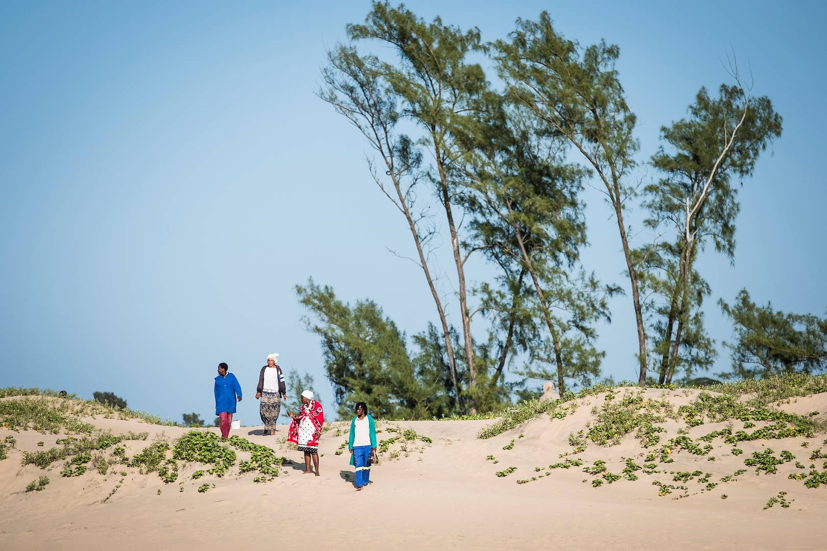Une famille à la plage pour remplir des bidons d'eau de mer - Santa Lucia - KwaZulu-Natal - Afrique du Sud