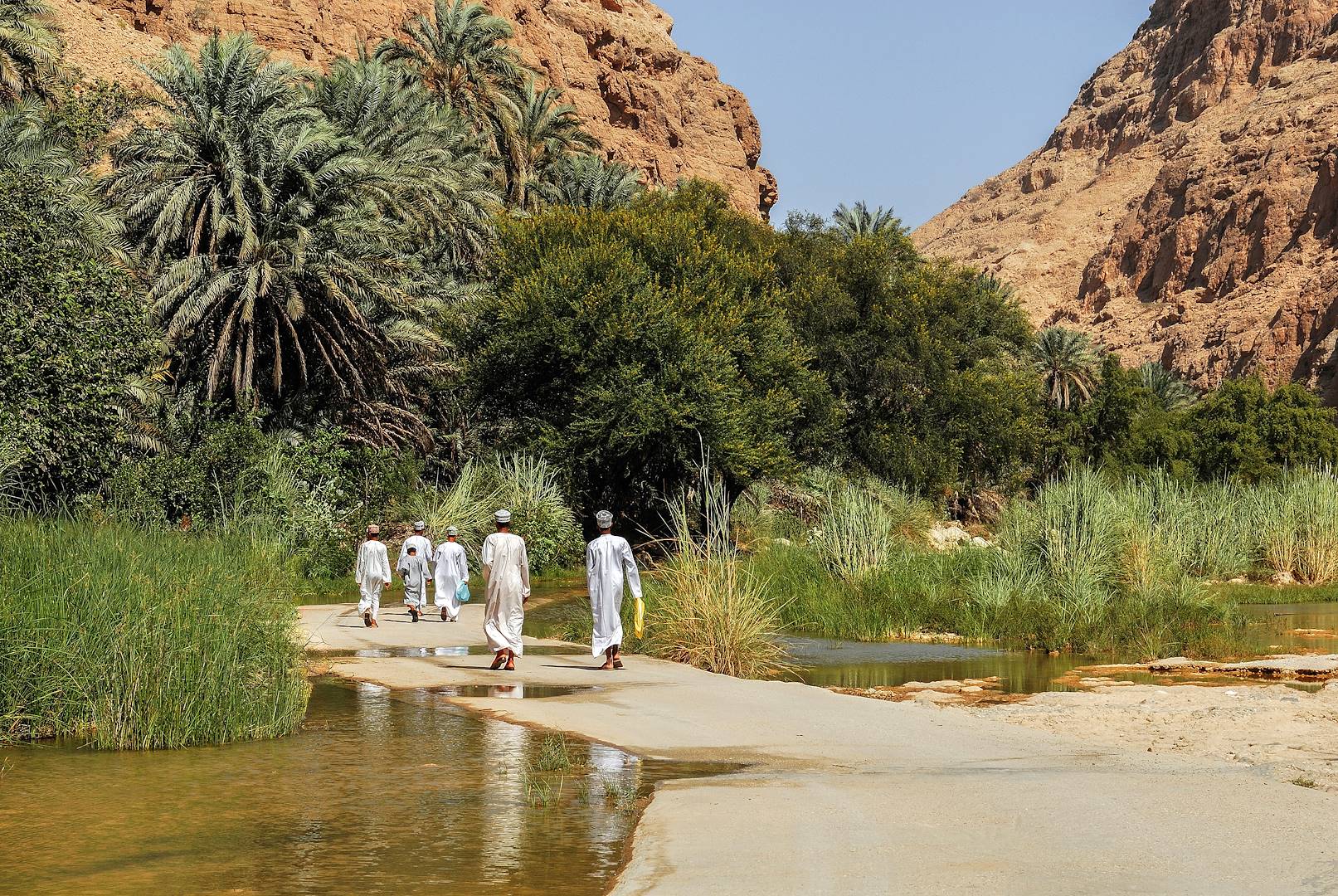 Hommes allant se baigner dans le Wadi Tiwi - Oman