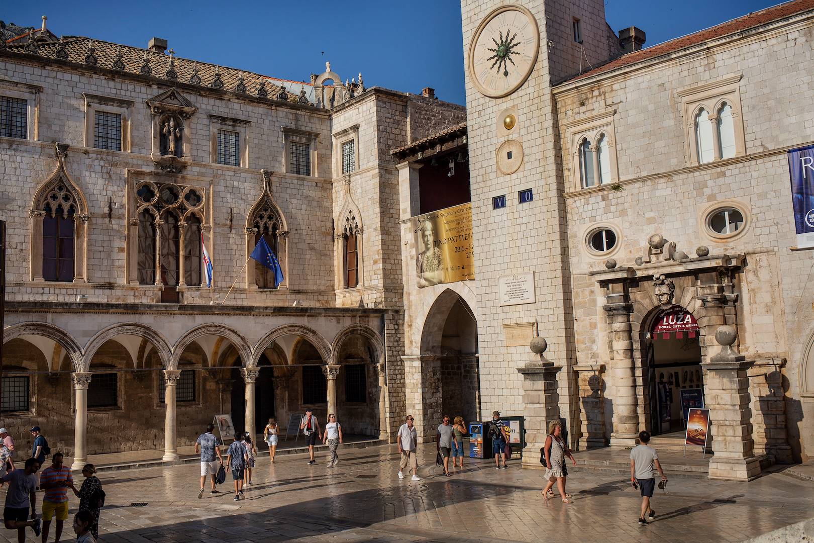 Sur la place Luza à Dubrovnik : Palais Sponza et Tour de l'Horloge - Croatie