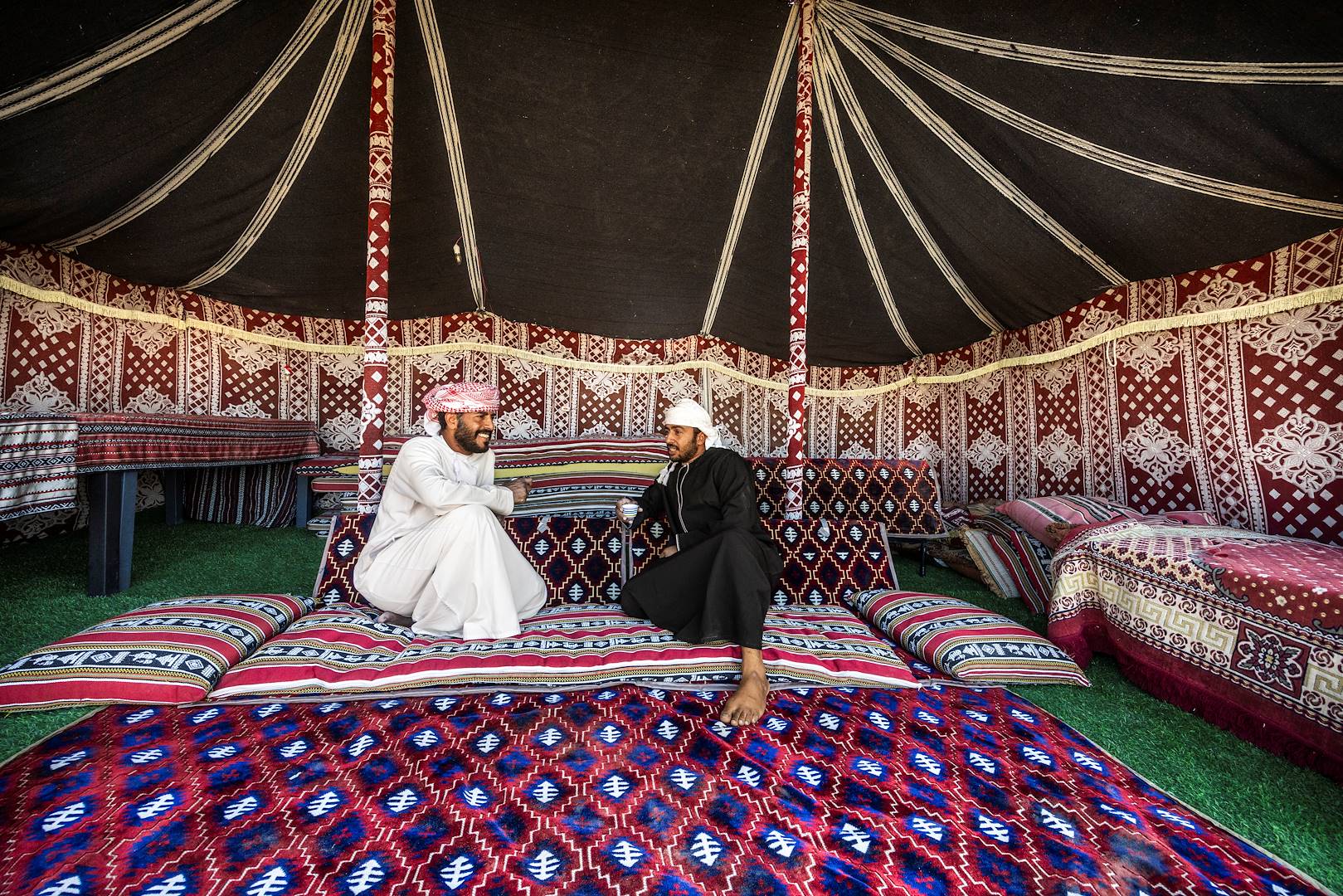 Prendre le thé avec les bédouins dans un campement du désert Wahiba - Oman