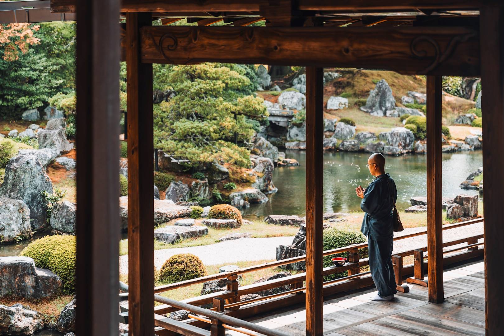 Moine bouddhiste devant le hardin du temple Daigo-Ji - Kyoto -Japon