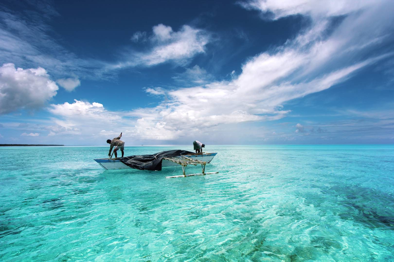 Pêcheur dans un lagon - Île de Ghuli - Maldives