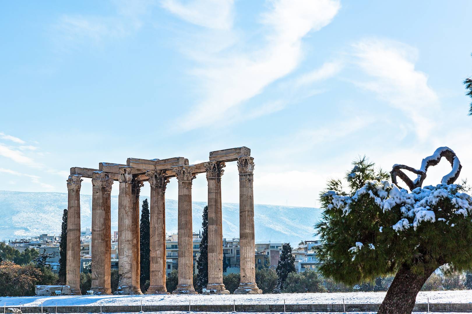 Temple de Zeus sous la neige au pied de l’Acropole d'Athènes - Grèce