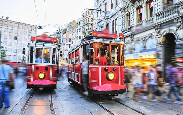 Tramways dans la rue Istiklal Caddesi à Istanbul - Turquie