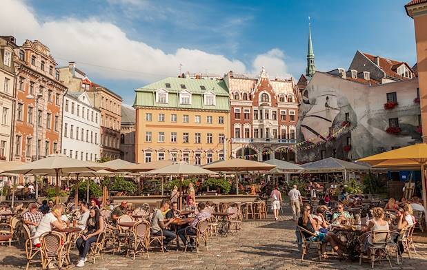 Scène de vie sur les terrasses de la vieille ville de Riga - Lettonie
