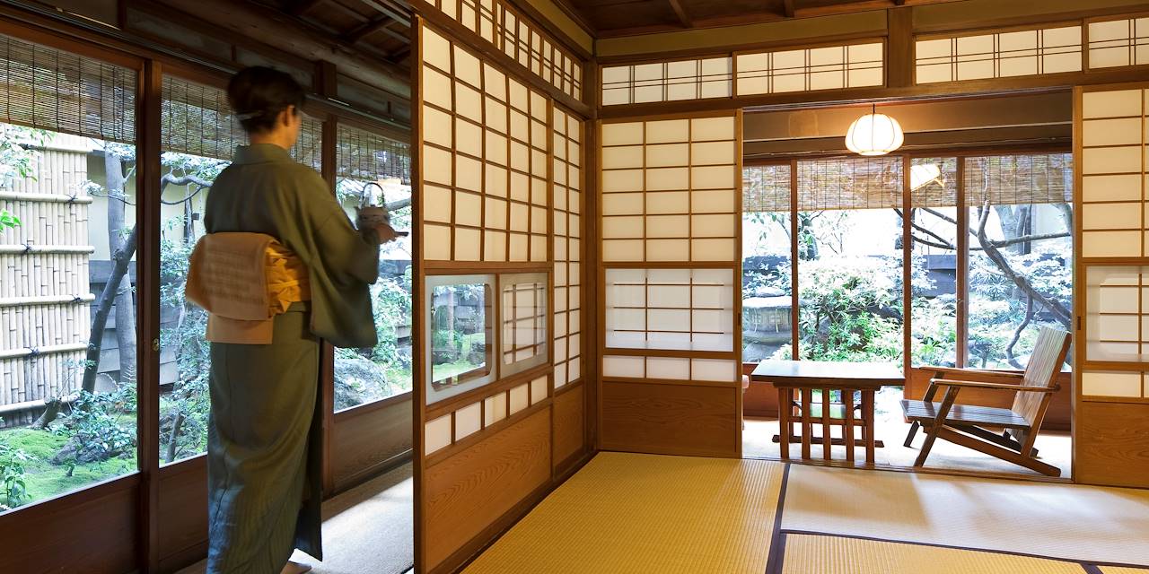 Femme en tenue traditionnelle dans un ryokan - Kyoto - Japon