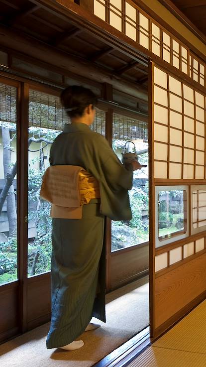 Femme en tenue traditionnelle dans un ryokan - Kyoto - Japon