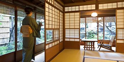 Femme en tenue traditionnelle dans un ryokan - Kyoto - Japon