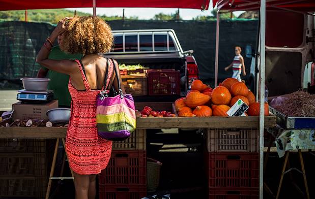 Scène de vie au marché local - St Gilles les Bains - Région Ouest - La Réunion