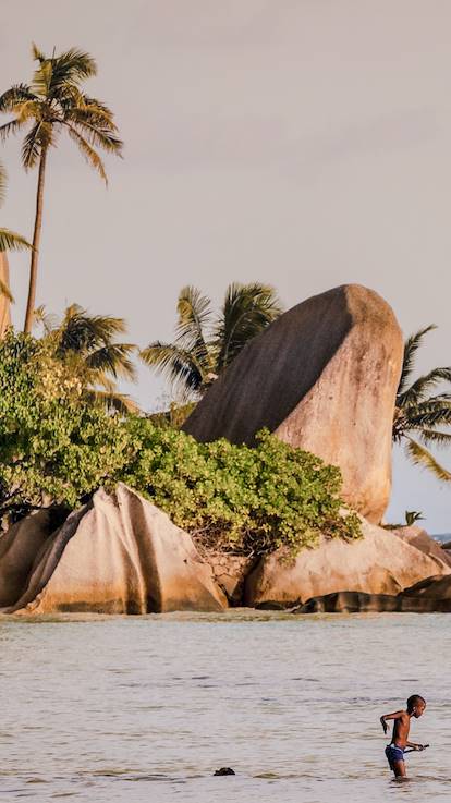 Garçon pêchant - Anse Source d'Argent - Ile de La Digue - Les Seychelles
